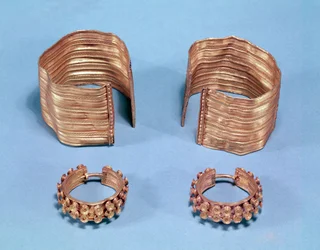 Deux bracelets facettés ouverts et une paire de boucles d